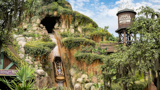 Järkyttävä video näyttää, kuinka 13-vuotias poika putoaa vesiputouksesta Disneylandin laitteessa