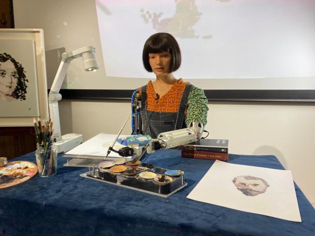 Humanoidirobotti Ai-Da kysyy, mitä on taide?