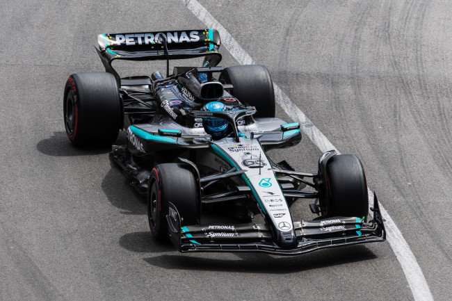George Russell nappasi paalupaikan Itävallassa Verstappenin kolarin jälkeen ja vältti kaksoiskeltaisen lipun rangaistuksen