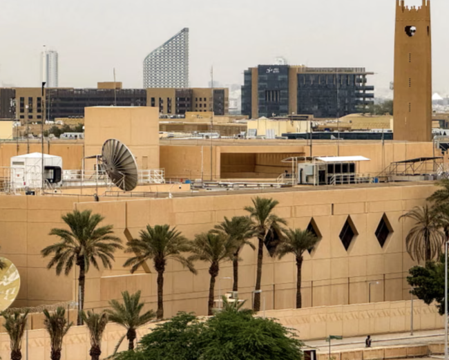 Konfliktin neljäs päivä: Iranin lennokit iskivät Yhdysvaltain suurlähetystöön Riadissa, Israel lähettää joukkoja Libanoniin