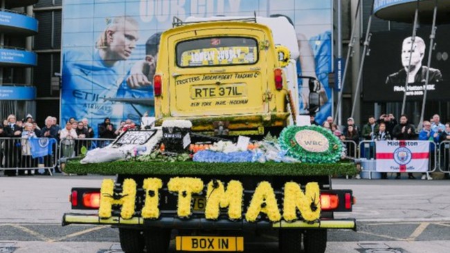 Tuhannet ihmiset kokoontuvat Manchesterin kaduille jättämään viimeiset jäähyväiset Ricky Hattonille