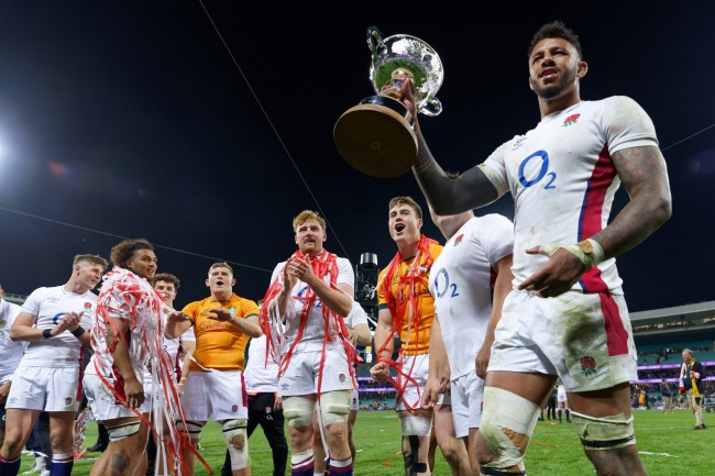 Englannin krikettijoukkueen kanssa riitaa, kun heidät on saatu kiinni juomisesta Ashes-pelien välissä