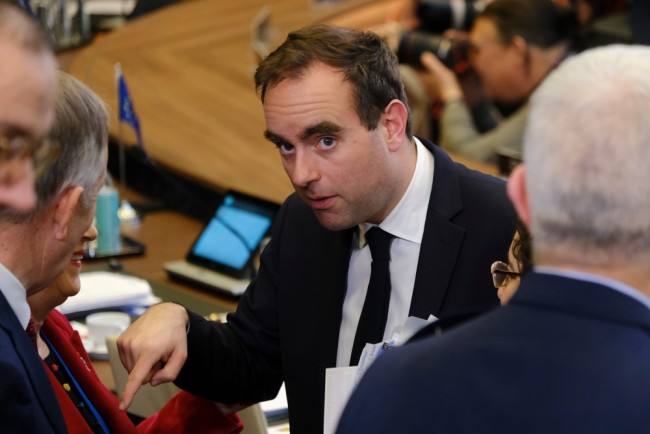 Macron nimittää Lecornun uudelleen pääministeriksi