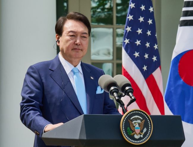 Etelä-Korea pyrkii vangitsemaan syrjäytetyn presidentin Yoonin