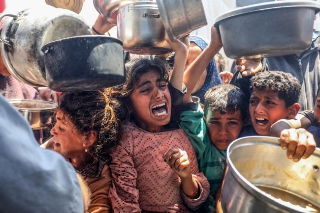 Israel jatkaa Gazan hyökkäystä, kun rajoitettu avun pääsy alkaa