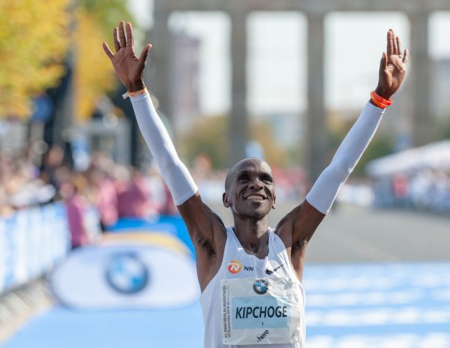 Kipchoge paljastaa "maailmankiertueensa" siirtyessään eliittimaratoneista: "juosten ihmiskuntaa palvellen..." Etelämantereella