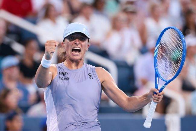 Iga Świątek todistaa, että hän voi voittaa millä tahansa pinnalla, kun hän ottaa kruunun Cincinnatissa Paolinia vastaan