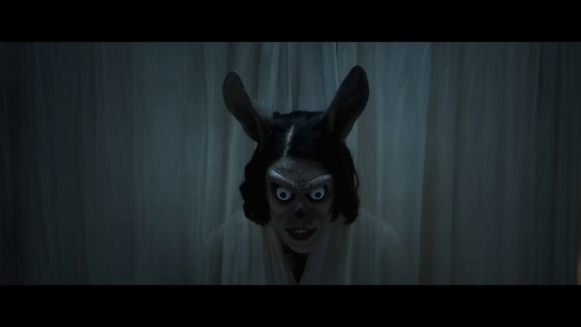 Adam Scott kokee pahimmista painajaisistaan poikkeavan Irlannin matkan elokuvassa Hokum