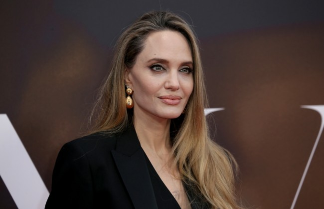 Angelina Jolie ilmaisee huolensa Yhdysvaltain sananvapaudesta San Sebastianin elokuvajuhlilla