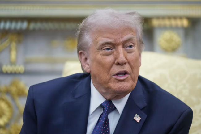 Trump sanoo, että Yhdysvaltain laivasto voisi saattaa tankkereita Hormuzin salmen läpi