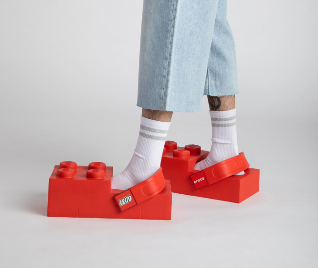 Lego ja Crocs tekevät yhteistyötä hauskoja (ja hyvin suorakulmaisia) jalkineita varten