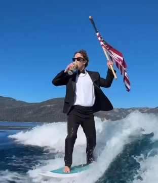 Mark Zuckerberg onnistuu saamaan itsensä näyttämään ihmiseltä uudessa 4. heinäkuuta videossa