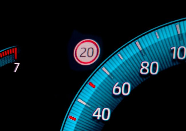 EU:ssa myytävissä uusissa autoissa asennetaan pysyvät nopeudenrajoittimet