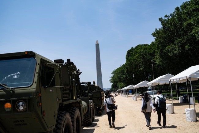 Trump jäädyttää puolustusteollisuuden palkat pakottaakseen nopeampaan asetuotantoon