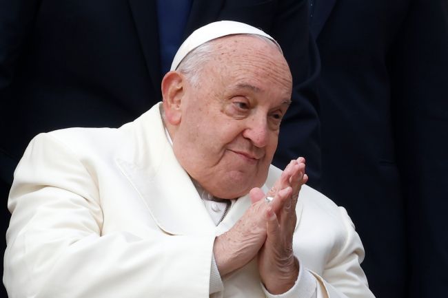 Paavi Franciscus palaa Vatikaaniin hengenvaarallisen keuhkokuumeen jälkeen