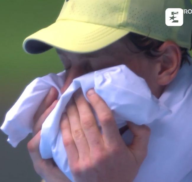 Yksi Australian avointen häiritsevimmistä kuvista: Sinner tärisee hallitsemattomasti kesken pelin