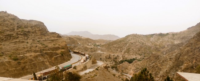 Pakistanin ja Afganistanin rajalla puhkeaa kuolettavia yhteenottoja yöllä