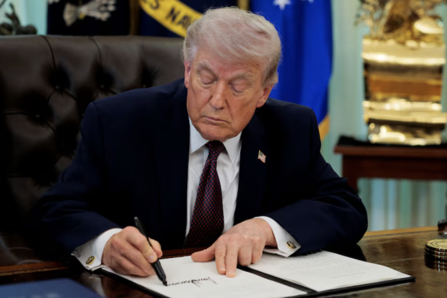 Trump sanoo Yhdysvaltojen harkitsevan vahvasti Natosta eroamista