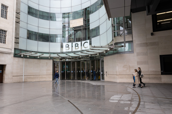 BBC aikoo vähentää 550 työpaikkaa uutis-, alue-, televisio- ja radiotoiminnan leikkausten yhteydessä