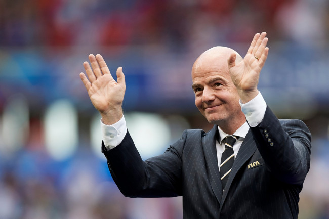 FIFA:n puheenjohtaja Gianni Infantino ”lahjoo” maita tukemaan suunnitelmaansa maailmanmestaruuskilpailujen osittaisesta yksityistämisestä