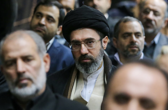 Iranin uusi johtaja lupaa pitää Hormuzin salmen suljettuna