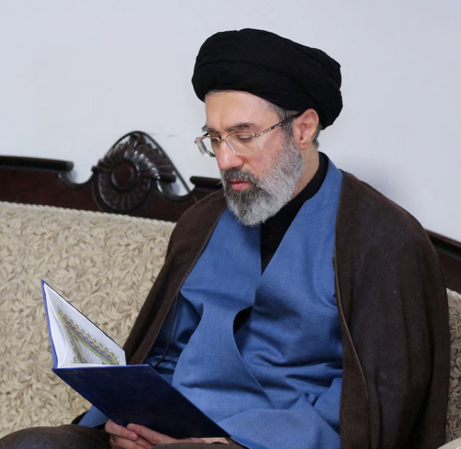 Iran lähestyy korkeimman johtajan päätöstä kiihtyvän konfliktin keskellä