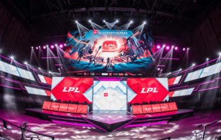 LPL Split 2 2026: Top Esports johtaa sarjaa, kun j&auml;ljell&auml; on en&auml;&auml; kaksi ottelua