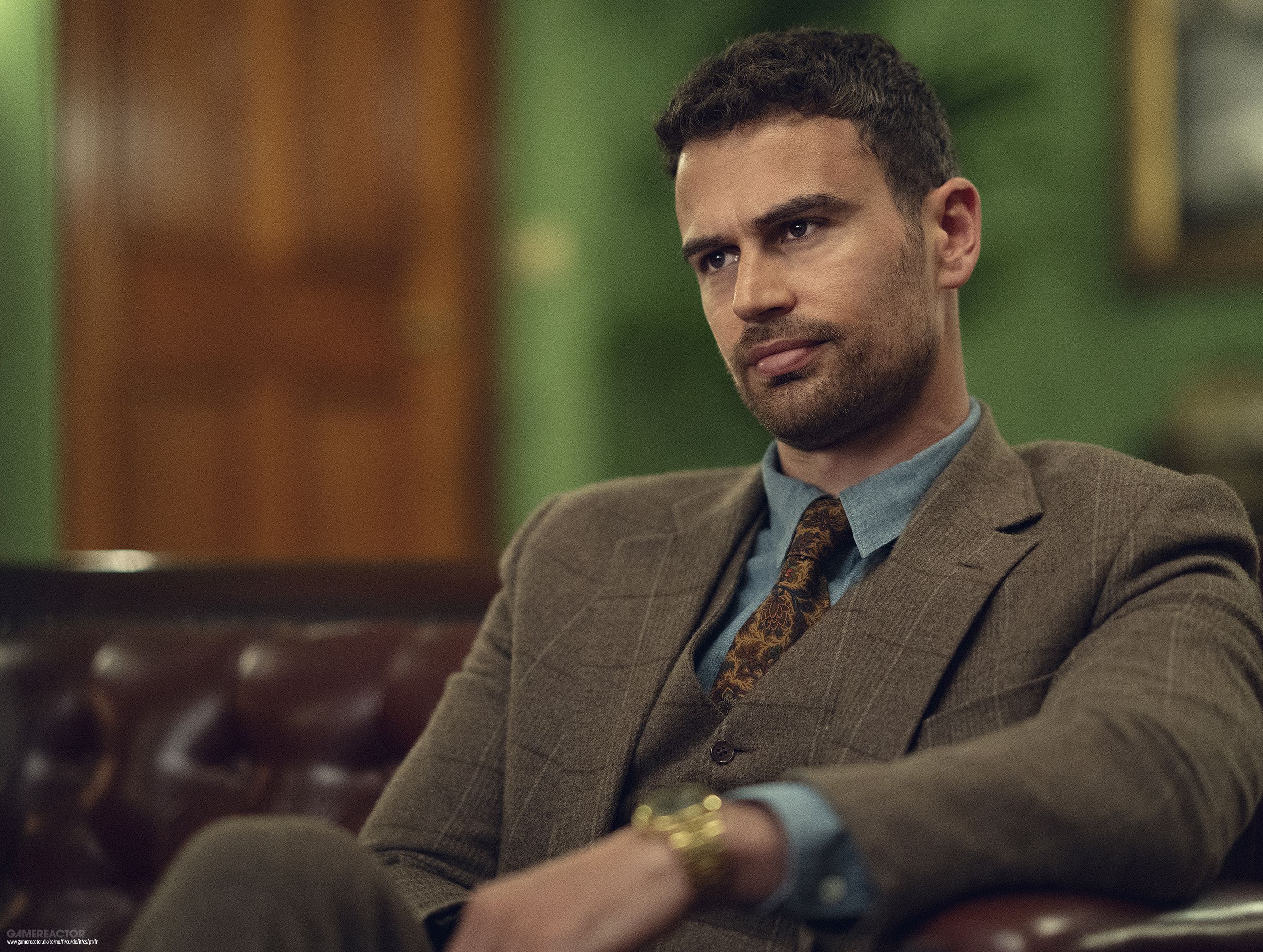 Theo James lupaa, että The Gentlemenin kolmas kausi ”kuvataan hyvin, hyvin pian”
