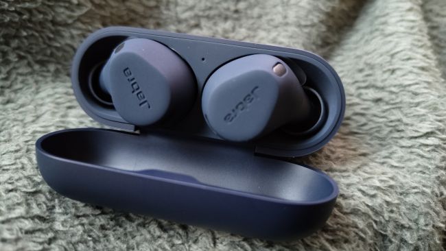 Jabra Elite 8 Active, pysyvät menossa mukana