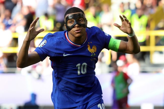 Kiistaa Ranskassa Mbappén käytyä Dubaissa "tekaistun loukkaantumisen" jälkeen