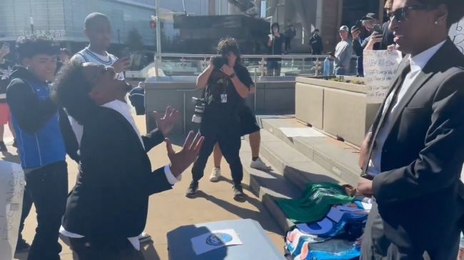 Dallas Mavericksin fanit toivat arkun stadionille protestoidakseen Luka Doncicin kauppaa vastaan